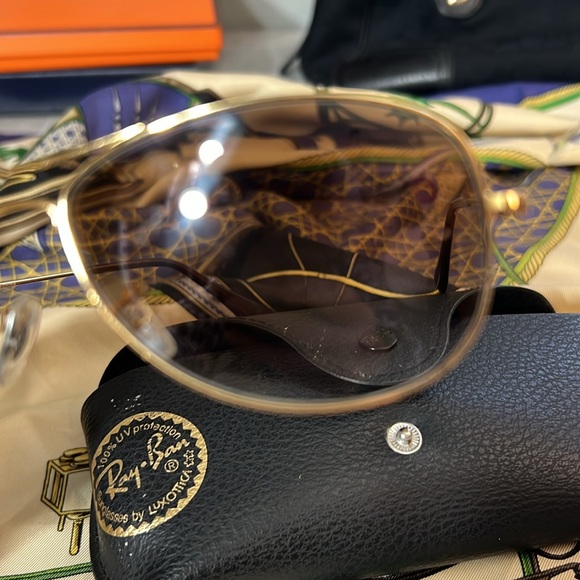 Ray Ban Aviators Sunglasses gold tone frame with a case - Picture 6 of 16